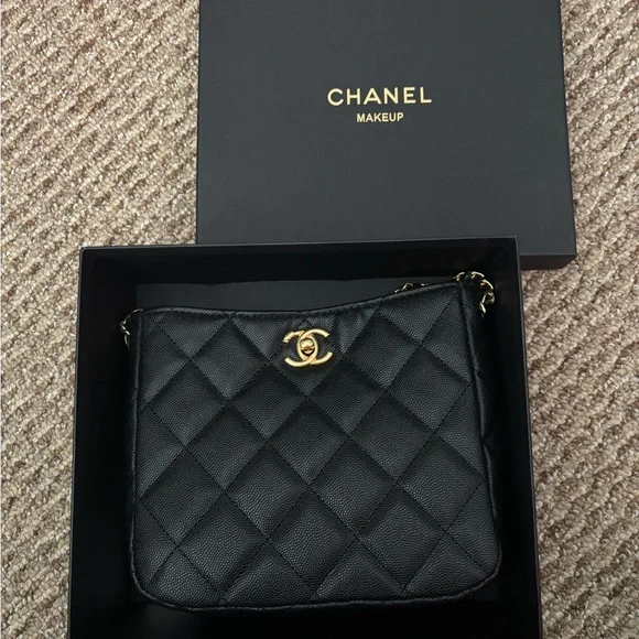 GWP Chanel gift beauty Black Quilted Shoulder Bag with Gold Chain - Picture 2 of 12